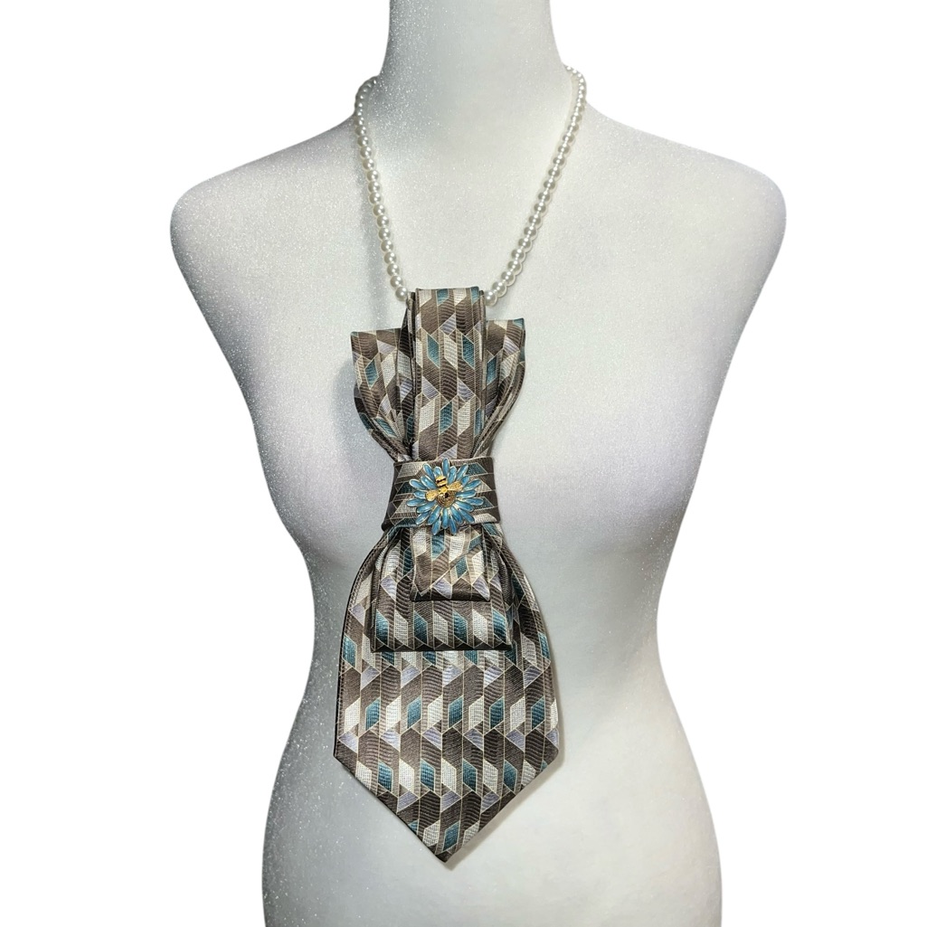 Geometric Patterned Tie Necklace With Blue Accent With A Blue Daisy With Bees 29$